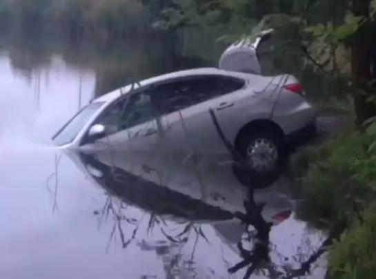 Начинающая автоледи утопила Nissan Almera в Краснодаре: видео